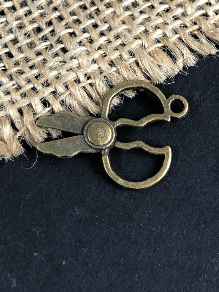 Scissor (Metal Charm - Clearance)